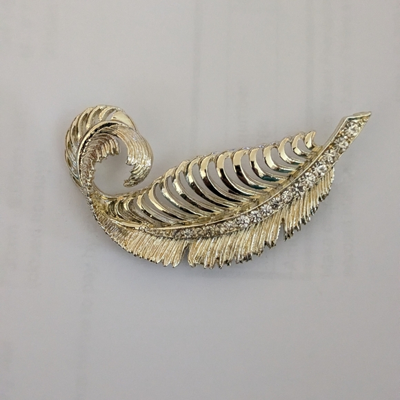 Jewelry - Elegant Gold Feather Brooch